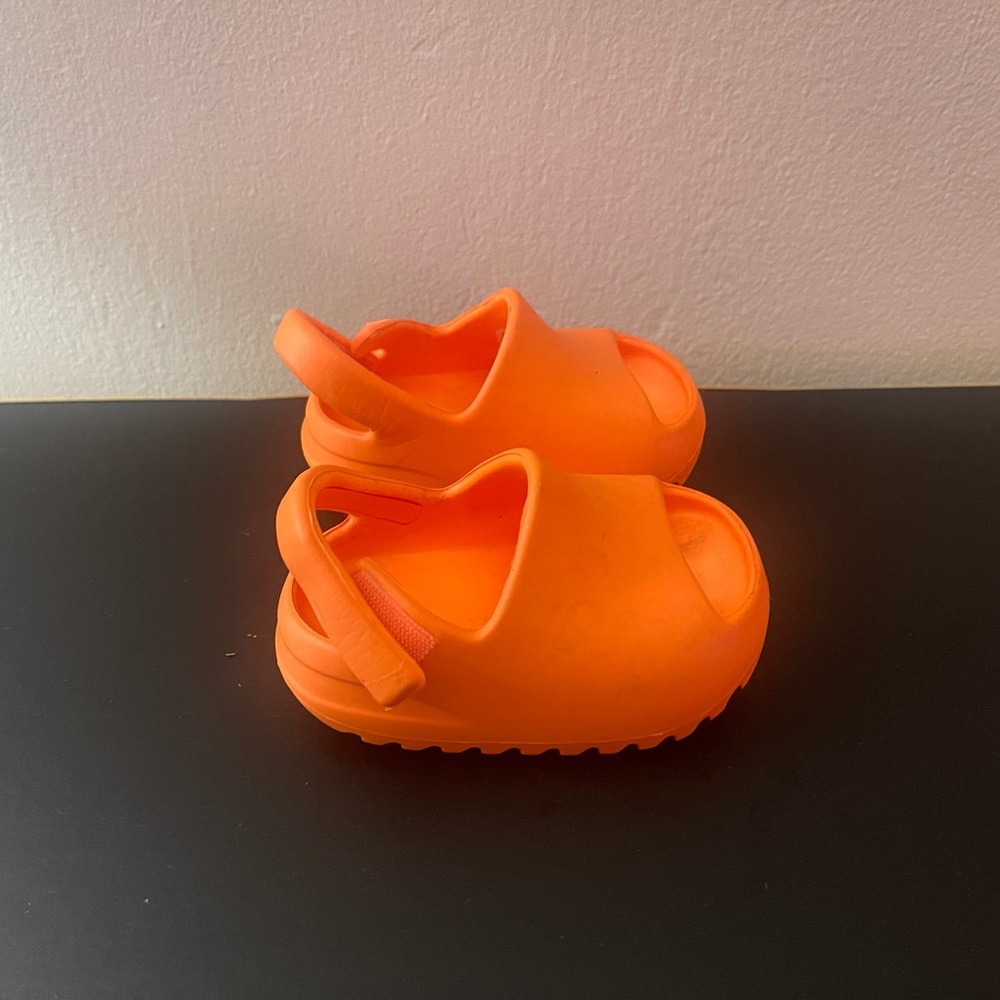 Toddler Yeezy slides 4C